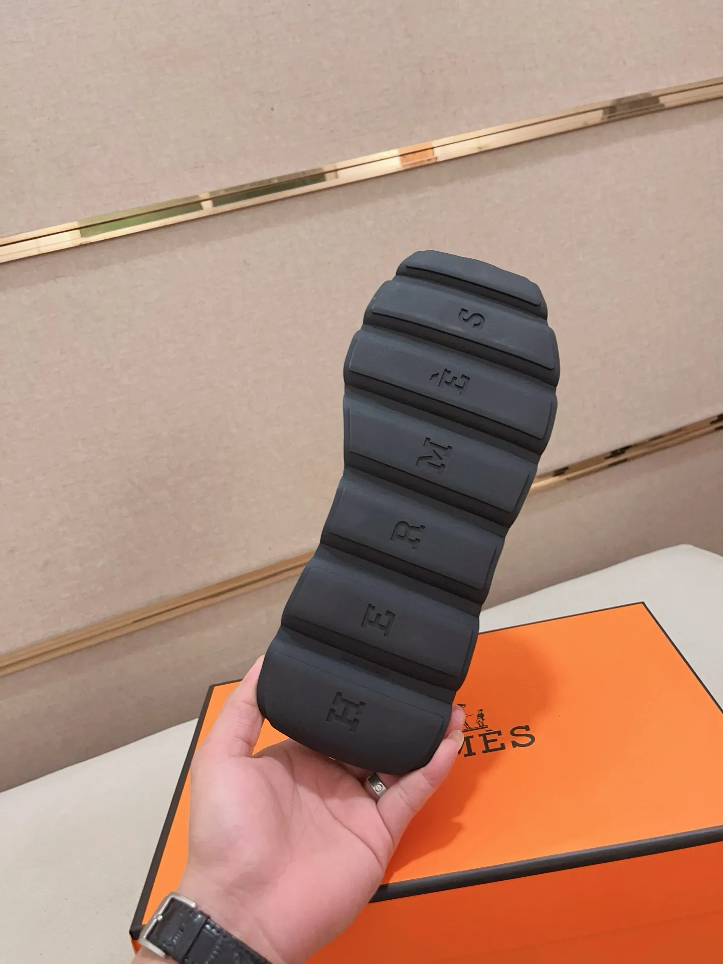 Factory price: 460💰《HERMES》【Classic Original Version】Hermès; Top 🔝 Purchasing Agency 🔍🔍 Men's latest 🇺🇸 counters are on sale simultaneously, original imported from Italy ▲▲First-layer cowhide ▲▲ (high-end, extravagance and class) times) Exquisite workmanship (Italian 🇮🇹Imported water-dyed 🐂cowhide lining) sole: Original sole provided by the original factory, ⚠️exclusive double-layer activity·TPR·rubber·combined molded outsole; super comfortable·wear-resistant·non-slip·environmental protection The real thing is more beautiful if you take the real thing (high quality, follow the order), you can enter and exit the counter at will * Number of yards: 38·39·40·41·42·43·44# (can be customized 45.)